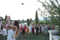 Reportage Photos de mariage : Lancer du bouquet de la mari&eacute;e