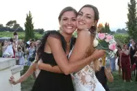 Reportage Photos de mariage : Lancer du bouquet de la mari&eacute;e