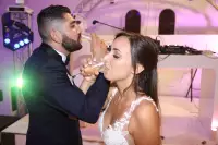 photographe mariage vin d'honneur et champagne pour les mari&eacute;s Bouches du rhone 13
