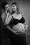 Photographe Grossesse en studio photo pour femme enceinte à Marseille