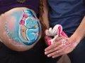 Photographe Grossesse en studio photo pour femme enceinte avec belly painting