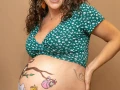 Photographe Grossesse en studio photo pour femme enceinte avec belly painting