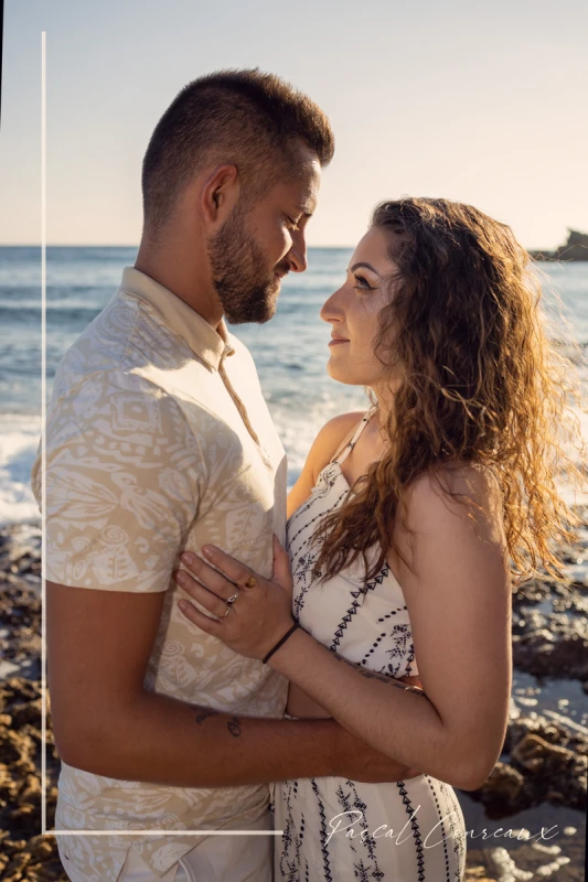Photographe pour s&eacute;ance photos couple amoureux en ext&eacute;rieur en bord de mer