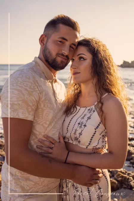 Photographe pour séance photos romantique d'un couple en extérieur en bord de mer