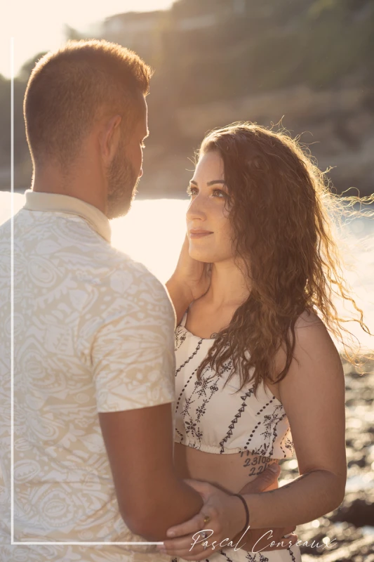 Photographe pour s&eacute;ance photos couple en ext&eacute;rieur en bord de mer