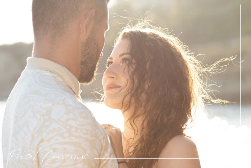 Photographe pour s&eacute;ance photos couple en ext&eacute;rieur en bord de mer &agrave; Martigues