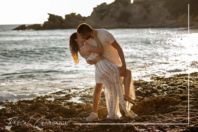 Photographe pour s&eacute;ance photos couple en ext&eacute;rieur en bord de mer &agrave; Ensues la redonne
