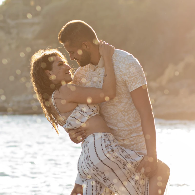 Photographe pour s&eacute;ance photos couple en ext&eacute;rieur en bord de mer &agrave; Carro