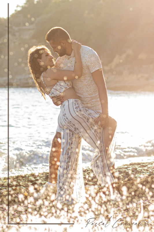Photographe pour s&eacute;ance photos couple en ext&eacute;rieur en bord de mer