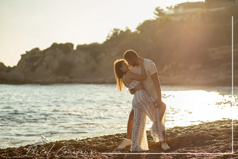 Photographe pour s&eacute;ance photos couple en ext&eacute;rieur en bord de mer