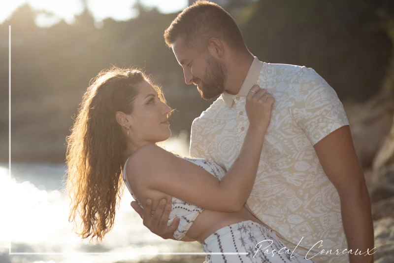 Photographe pour s&eacute;ance photos couple en ext&eacute;rieur en bord de mer
