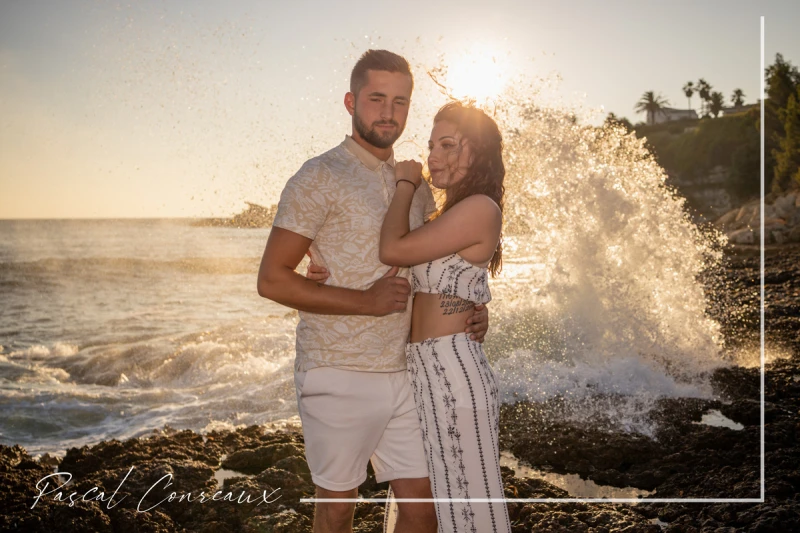 Photographe pour s&eacute;ance photos couple en ext&eacute;rieur en bord de mer