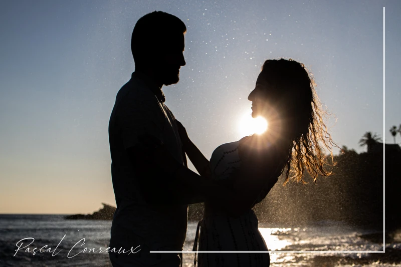 Photographe pour s&eacute;ance photos couple en ext&eacute;rieur en bord de mer