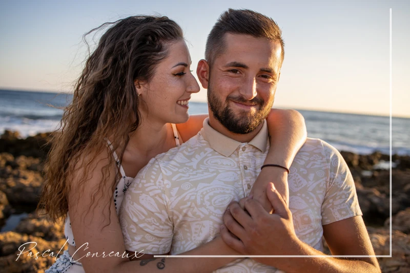 Photographe pour s&eacute;ance photos couple en ext&eacute;rieur en bord de mer