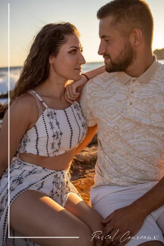 Photographe pour s&eacute;ance photos couple en ext&eacute;rieur en bord de mer