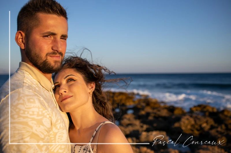 Photographe pour s&eacute;ance photos couple en ext&eacute;rieur en bord de mer