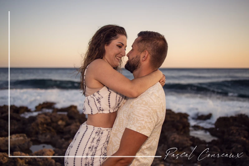 Photographe pour s&eacute;ance photos couple en ext&eacute;rieur en bord de mer
