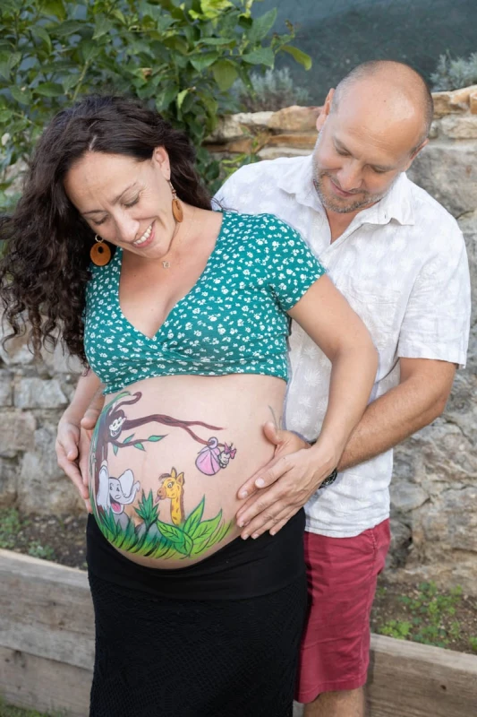 Photographe Grossesse &agrave; domicile photo pour femme enceinte avec belly painting