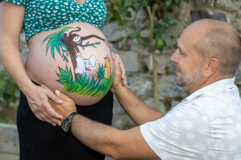 Photographe Grossesse &agrave; domicile photo pour femme enceinte avec belly painting