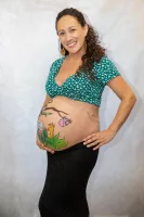 Photographe Grossesse à domicile photo pour femme enceinte avec belly painting