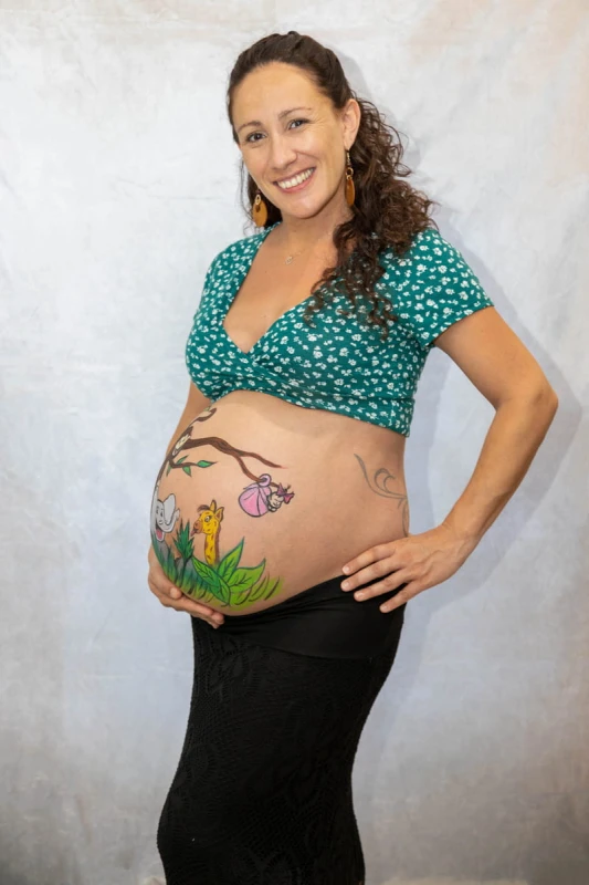 Photographe Grossesse &agrave; domicile photo pour femme enceinte avec belly painting