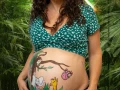 Photographe Grossesse à domicile photo pour femme enceinte avec belly painting