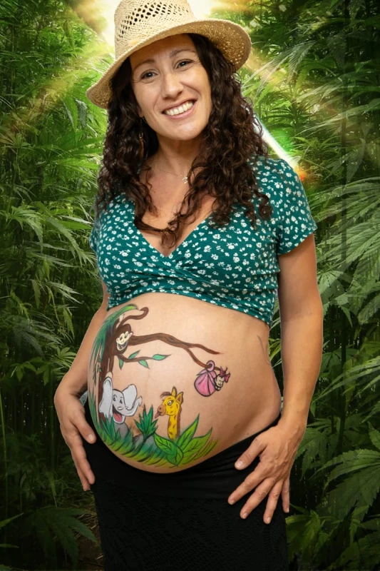 Photographe Grossesse &agrave; domicile photo pour femme enceinte avec belly painting